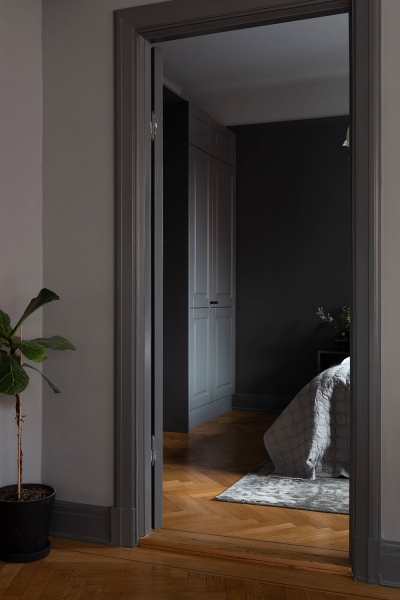 Стокгольмдегі пәтер дизайнындағы сәнді қара сұр реңктер (53 шаршы метр)