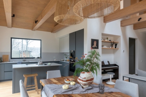 Натуральные материалы и минимализм в основе: одноэтажный дом 111 кв. м для молодой семьи | ivd.ru
