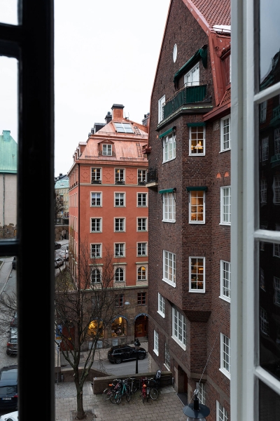 Стокгольмдегі пәтер дизайнындағы сәнді қара сұр реңктер (53 шаршы метр)