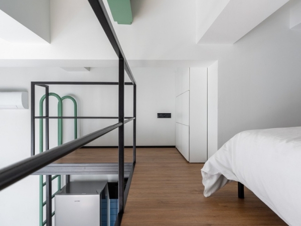Как дизайнер увеличила площадь 20-метровых апартаментов в 1,5 раза и оформила визуально просторный интерьер | ivd.ru