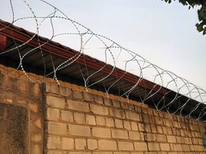 Колючая проволока «Егоза» от группы «Кайман»: особенности, применение и преимущества